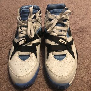 Men’s size 8 Bo Jackson Nike’s.